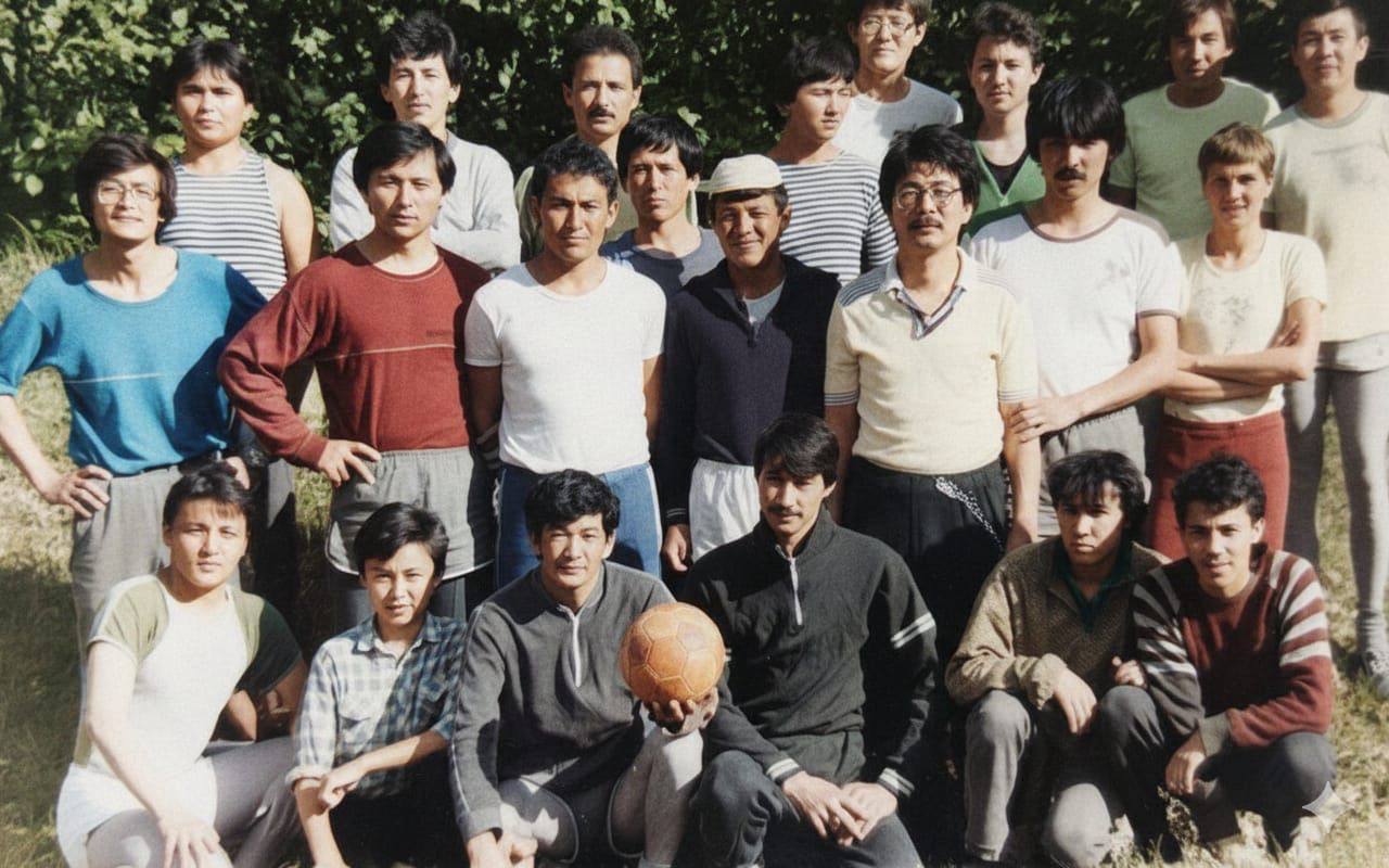 Старая фотография футбольной команды выпускников